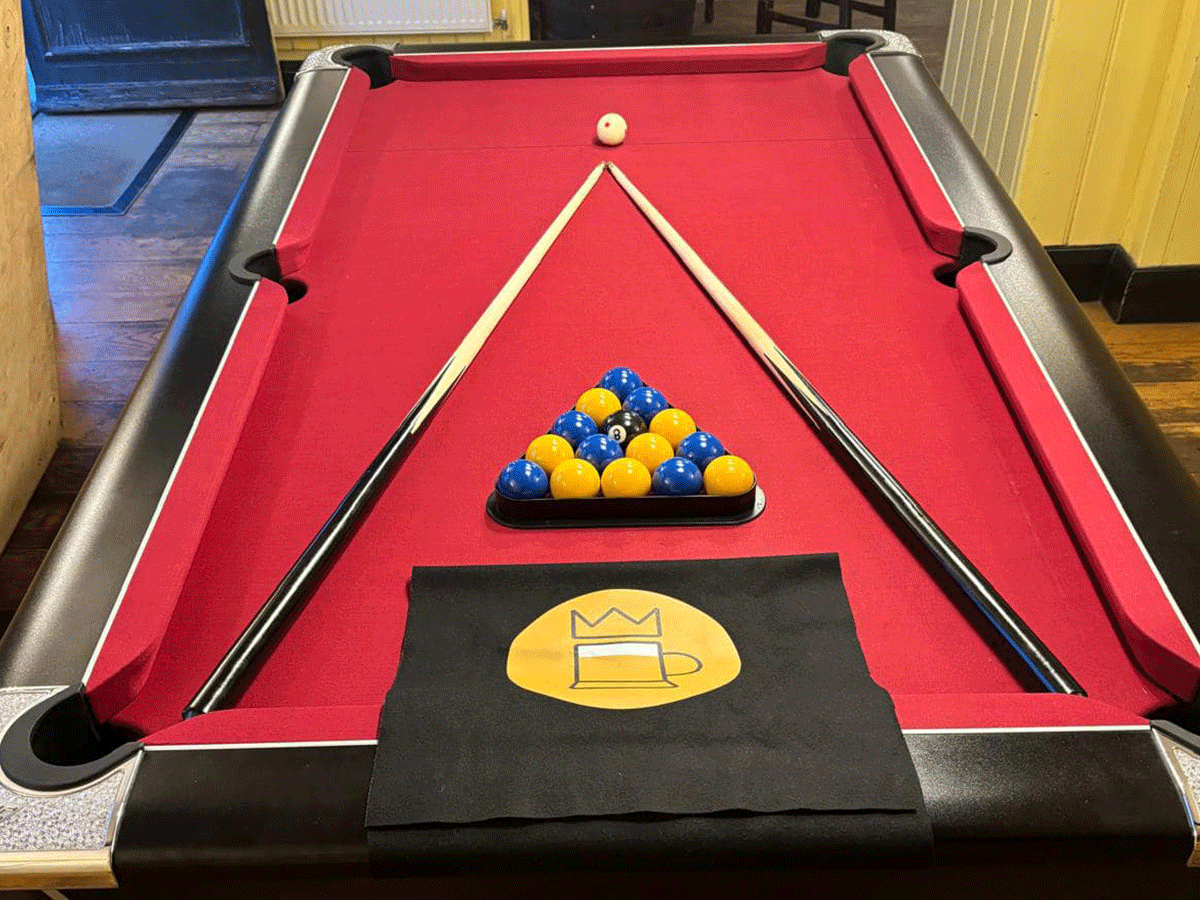 Pool Table Head Kings Head Cacklebury — Harvey's Pub in Hailsham, East Sussex